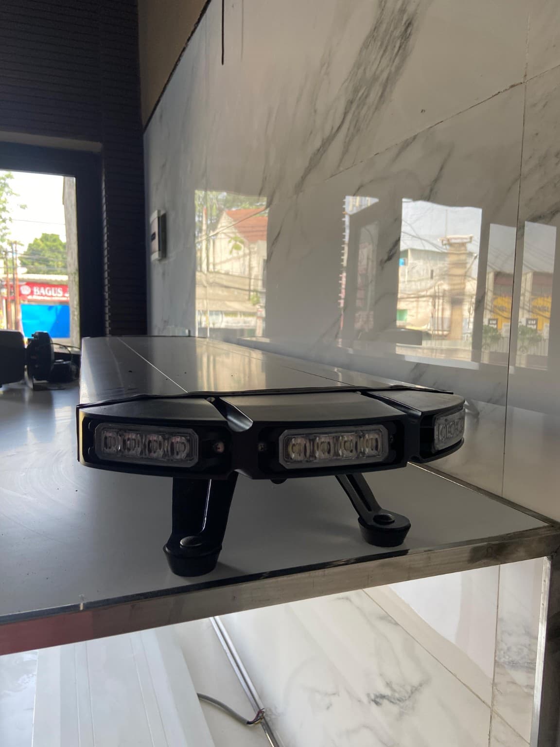 Detail modul LED dan dudukan lightbar Bramastra dari samping
